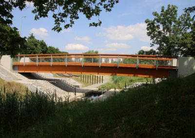 Errichtung der Fußgängerbrücke über dem Arany Bach in Szombathely