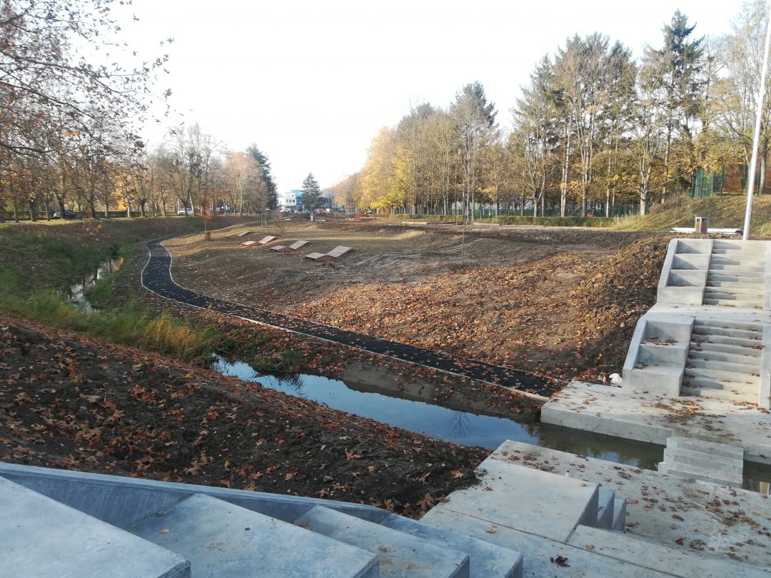 Bauarbeiten im Zusammenhang mit der Revitalisierung des Flusses Arany-patak