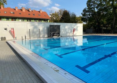 Bau eines Sportbeckens im Außenraum und eines Maschinenhauses Csongrád