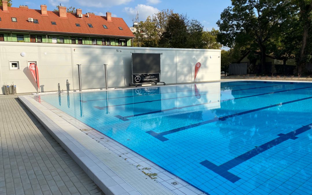 Construction of an outdoor sports pool and a utility building in Csongrád