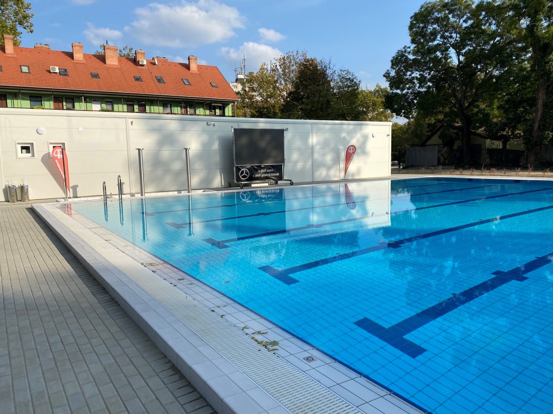 Construction of an outdoor sports pool and a utility building in Csongrád