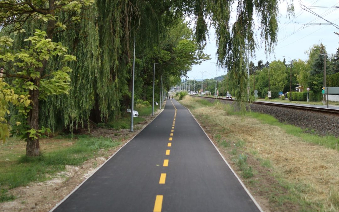 Bicycle path between Balatonkenese and Balatonfűzfő