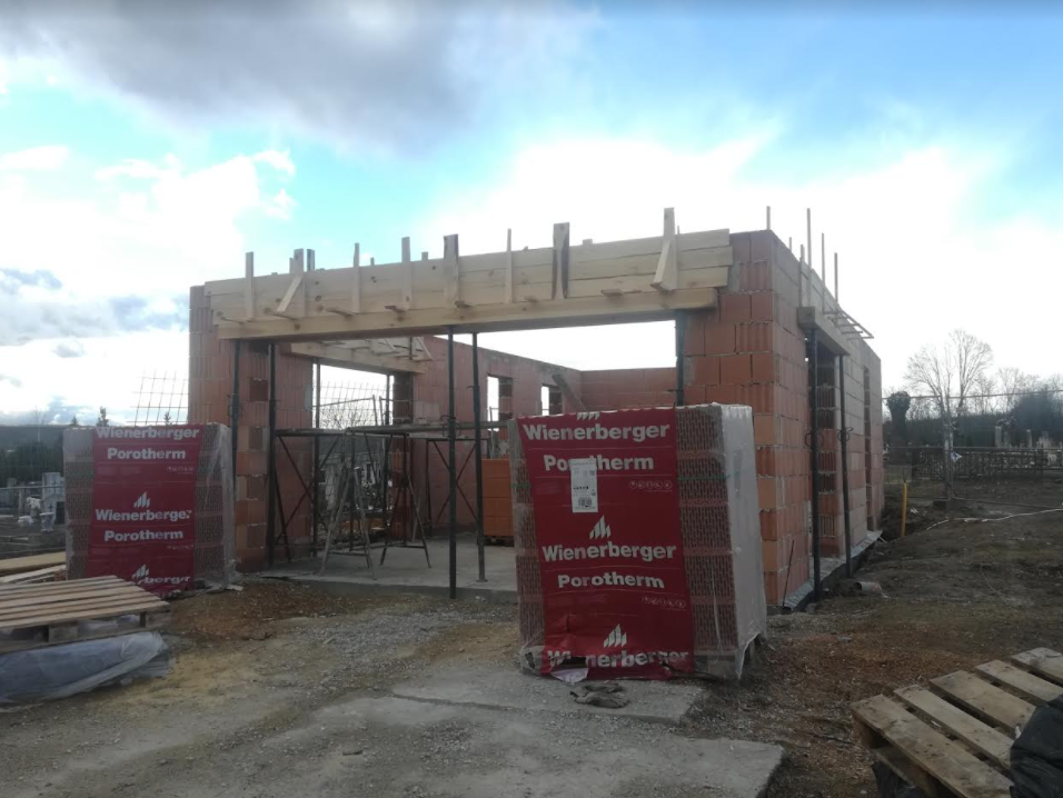 Bau der Aufbahrungshalle in Nagysimonyi