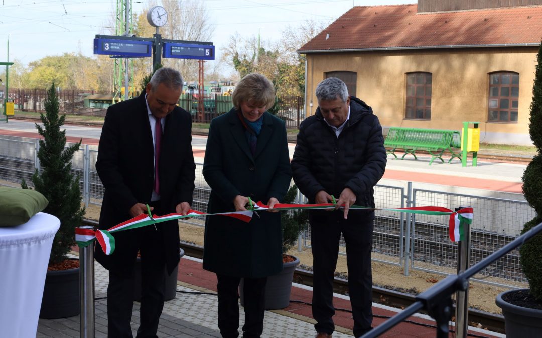 Ünnepélyes szalagátvágással zárult Fertőszentmiklós vasútállomás infrastrukturális fejlesztése